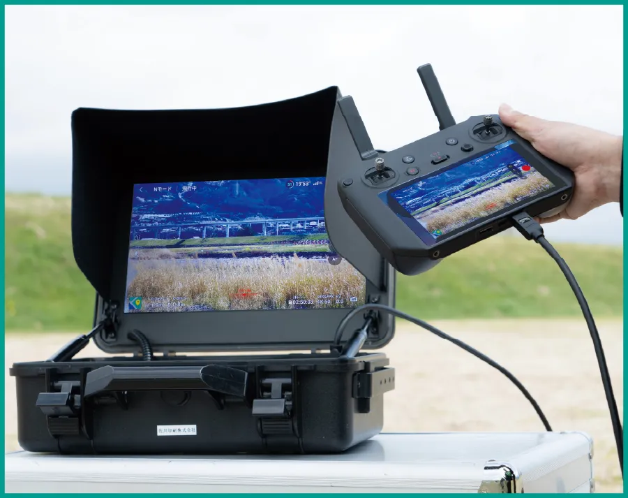 ドローンコントローラーと外部モニター